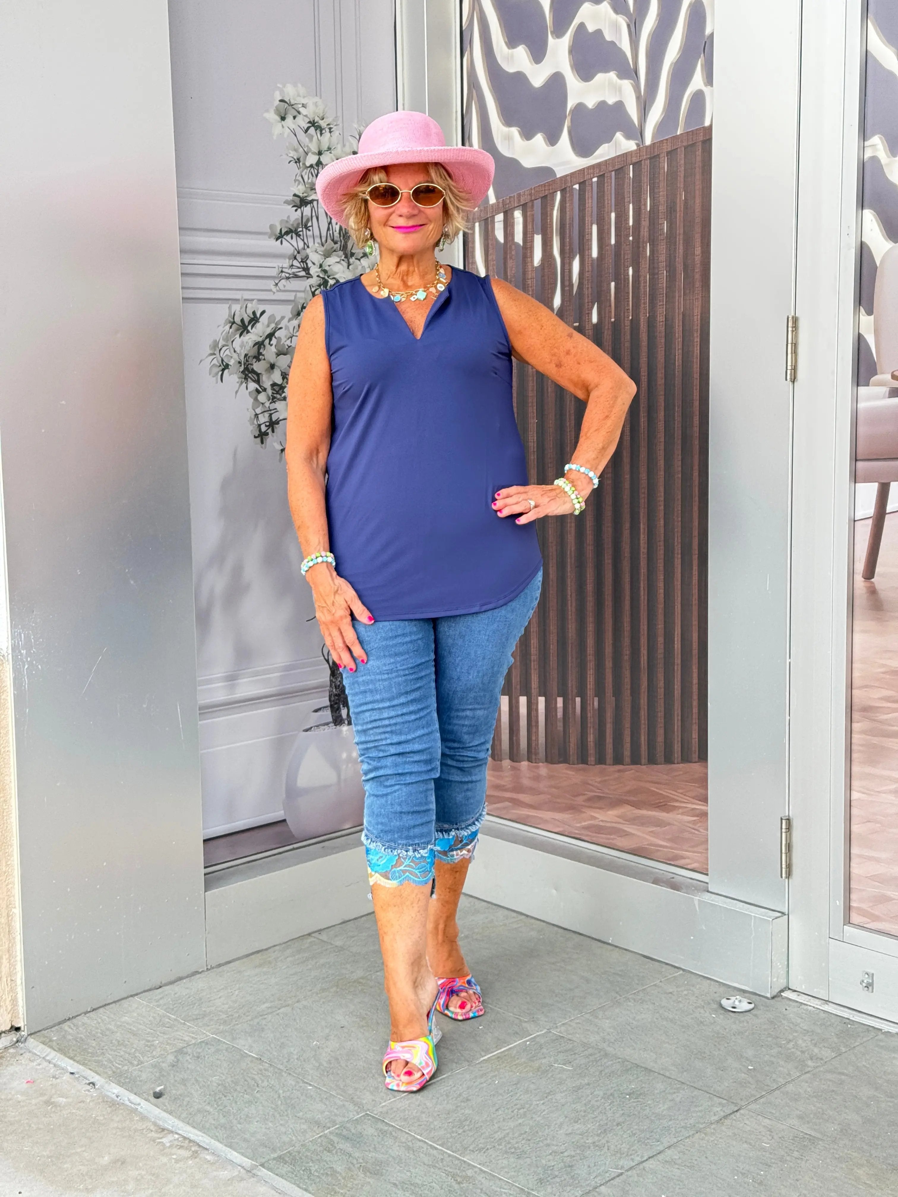 NAVY SLEEVELESS V-NECKl TOP