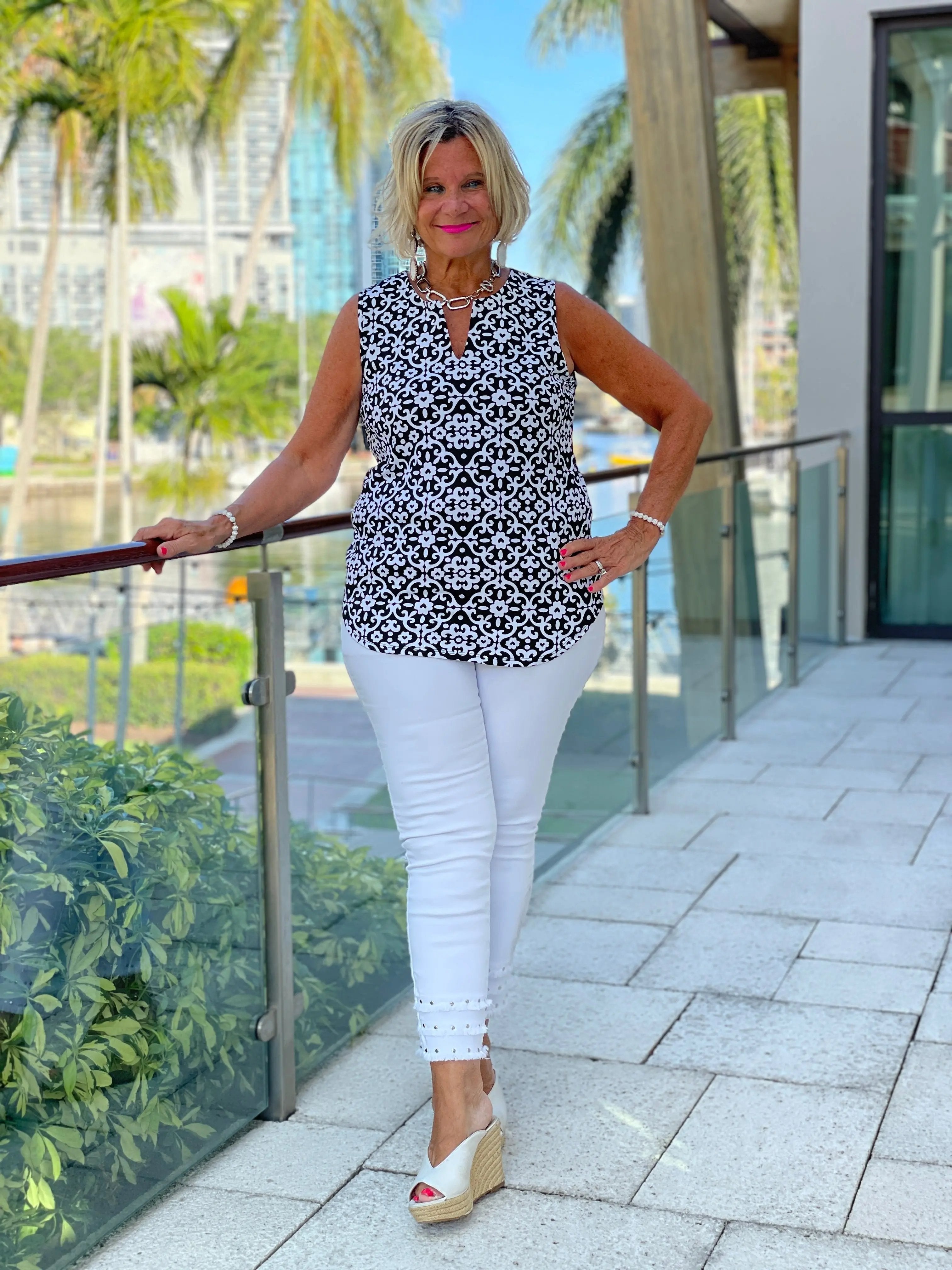 NAPLES DAY SLEEVELESS V NECK