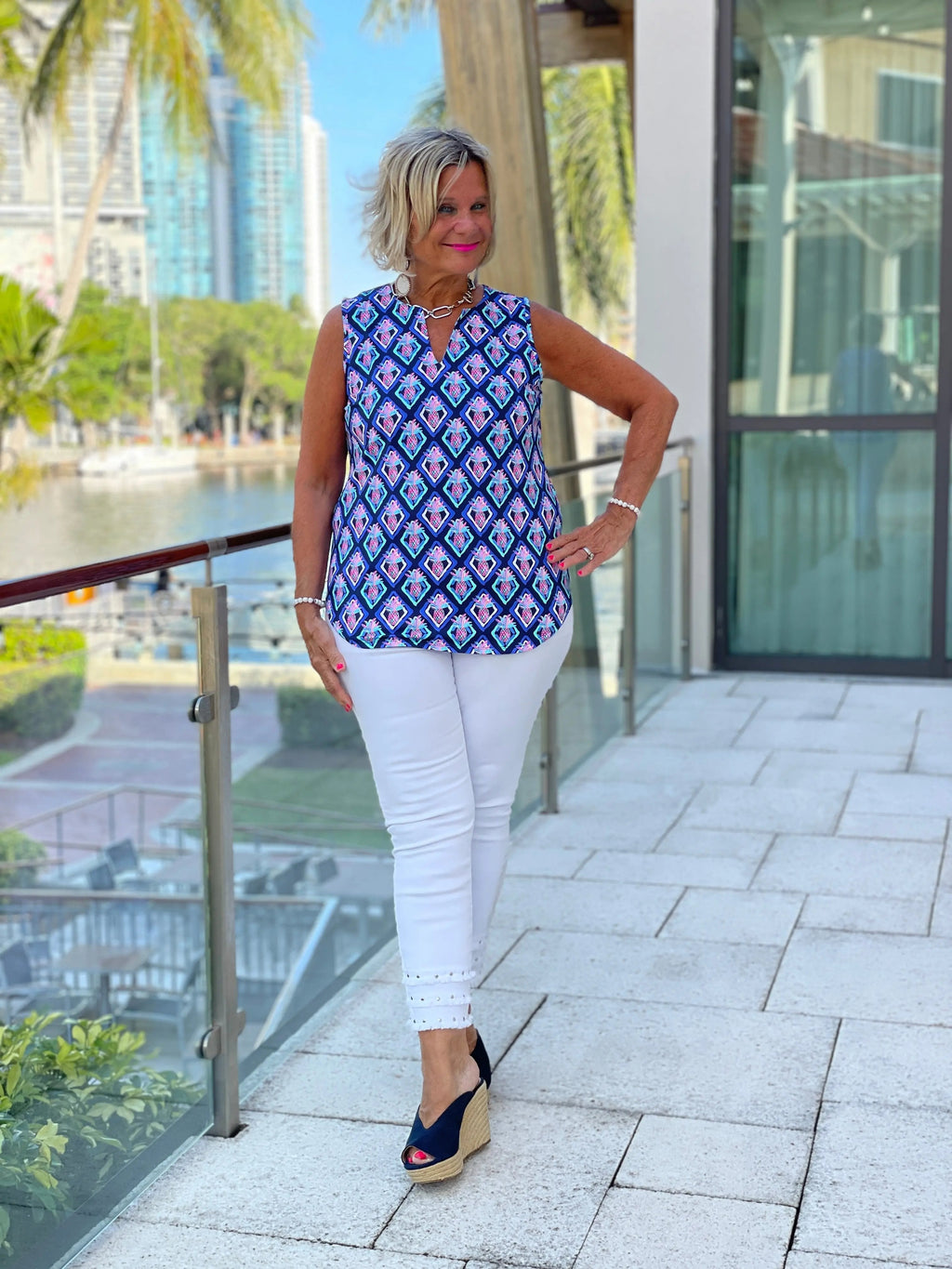 PINEAPPLE VACA SLEEVELESS V NECK